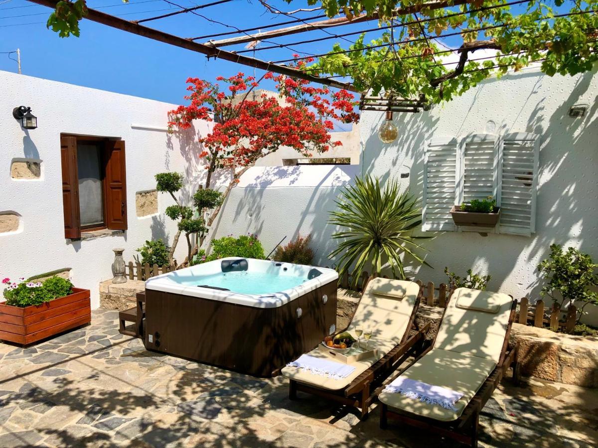 Avli Traditional Home With Private Jacuzzi 헐소니소스 외부 사진